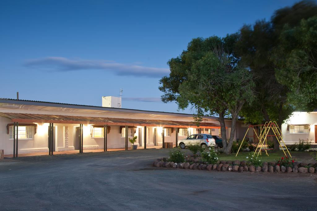 Wagon Wheel Country Lodge Beaufort West Exteriör bild