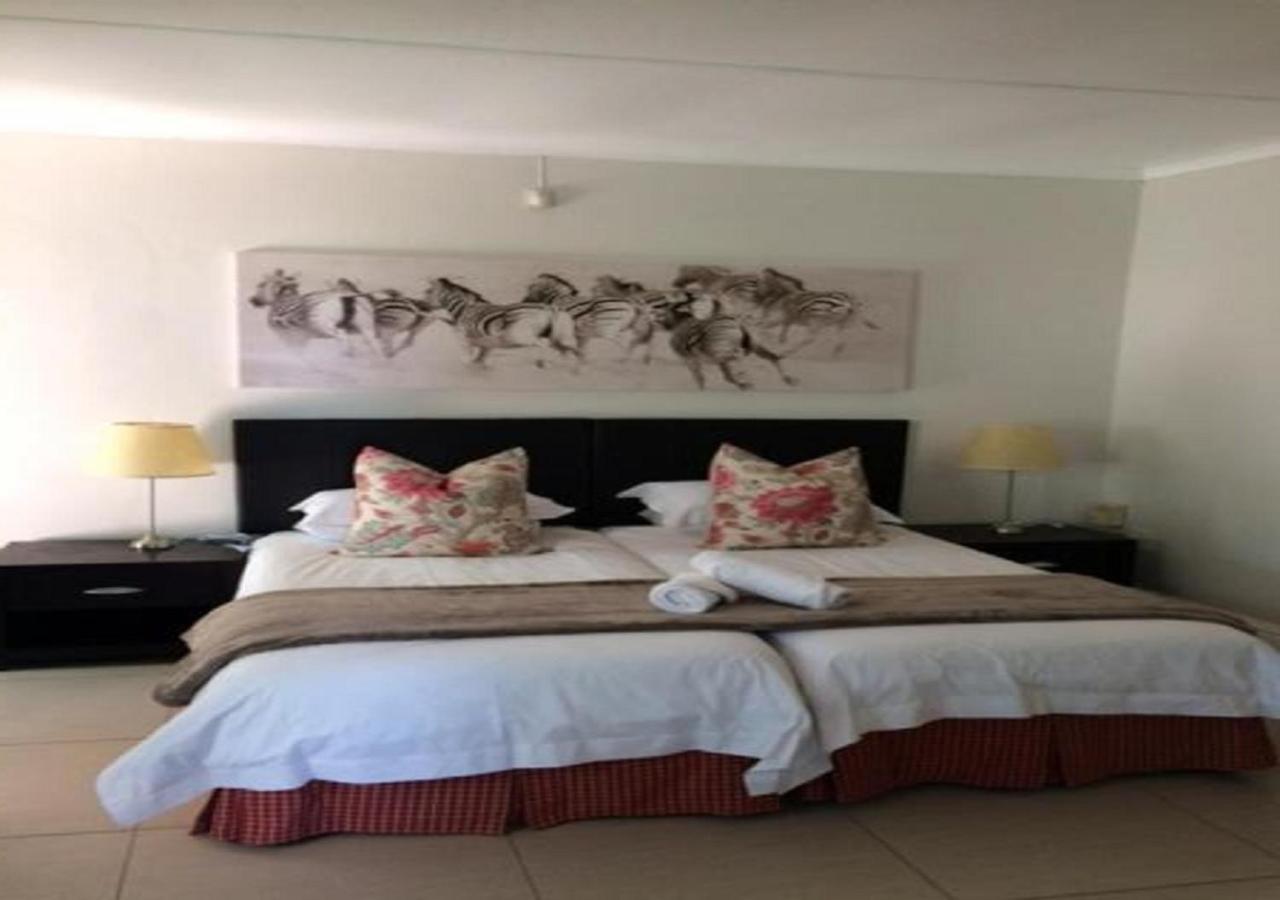 Wagon Wheel Country Lodge Beaufort West Exteriör bild